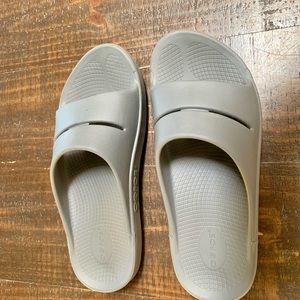 Mens Gray Oofos size 11.